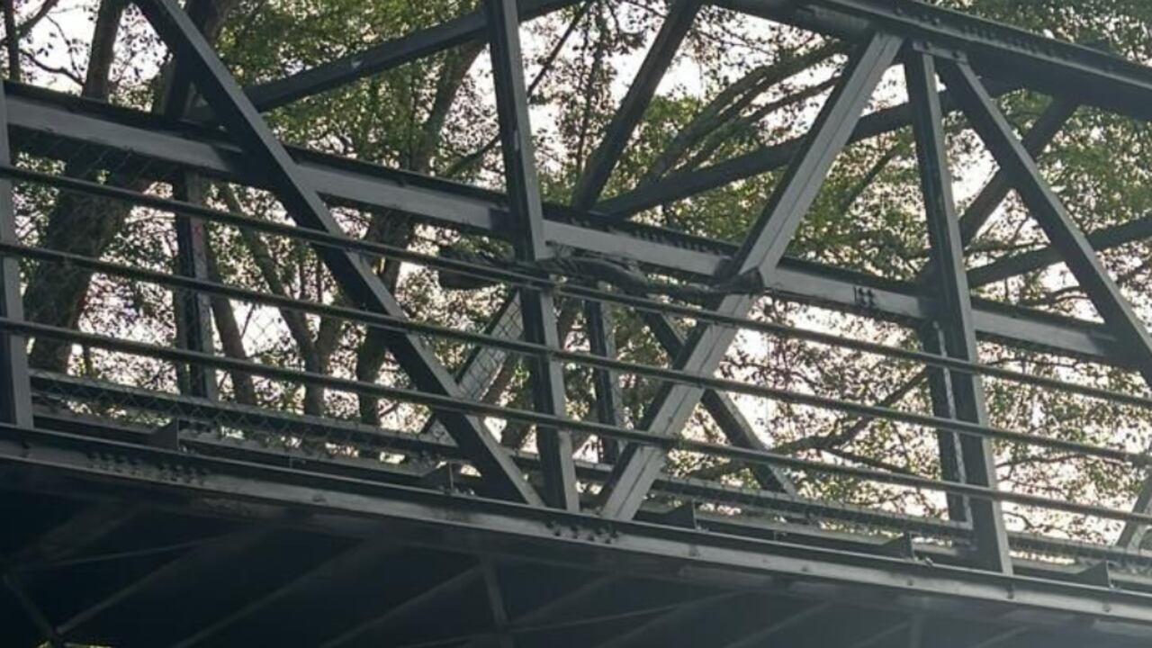Bandera negra hallada en una calle de Medellín.