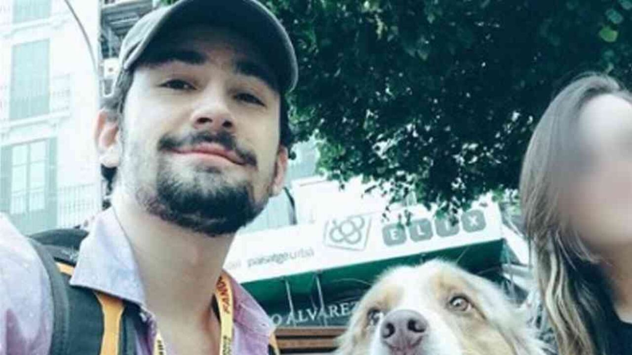 Alejandro tomó una botella de agua con sabor a limón que estaba sobre el escritorio, entre el teclado y la pantalla. El cianuro lo mató en muy poco tiempo.