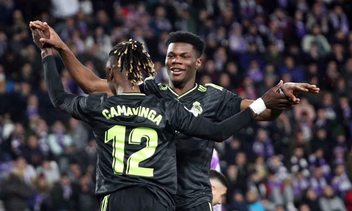 Soccer Football - LaLiga - Real Valladolid v Real Madrid - Estadio Jose Zorrilla, Valladolid, Spain - December 30, 2022 Real Madrid's Eduardo Camavinga and Aurelien Tchouameni celebrate their second goal scored by Karim Benzema REUTERS/Violeta Santos Moura