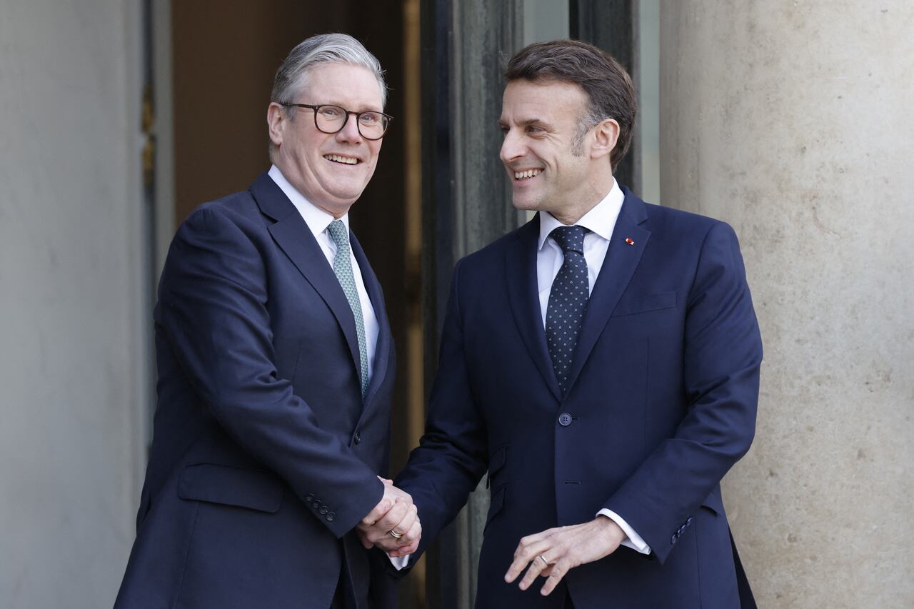El presidente de Francia, Emmanuel Macron, da la bienvenida al primer ministro británico, Keir Starmer, antes de una cumbre informal de líderes europeos para discutir la situación en Ucrania y la seguridad europea en el Palacio Presidencial del Elíseo en París el 17 de febrero de 2025. Los líderes europeos debían reunirse en París el 17 de febrero de 2025 para abordar el sorprendente cambio de política de Washington sobre la guerra en Ucrania, mientras Gran Bretaña se declaraba lista para enviar tropas de mantenimiento de la paz a Ucrania. (Foto de Ludovic MARIN / AFP)
