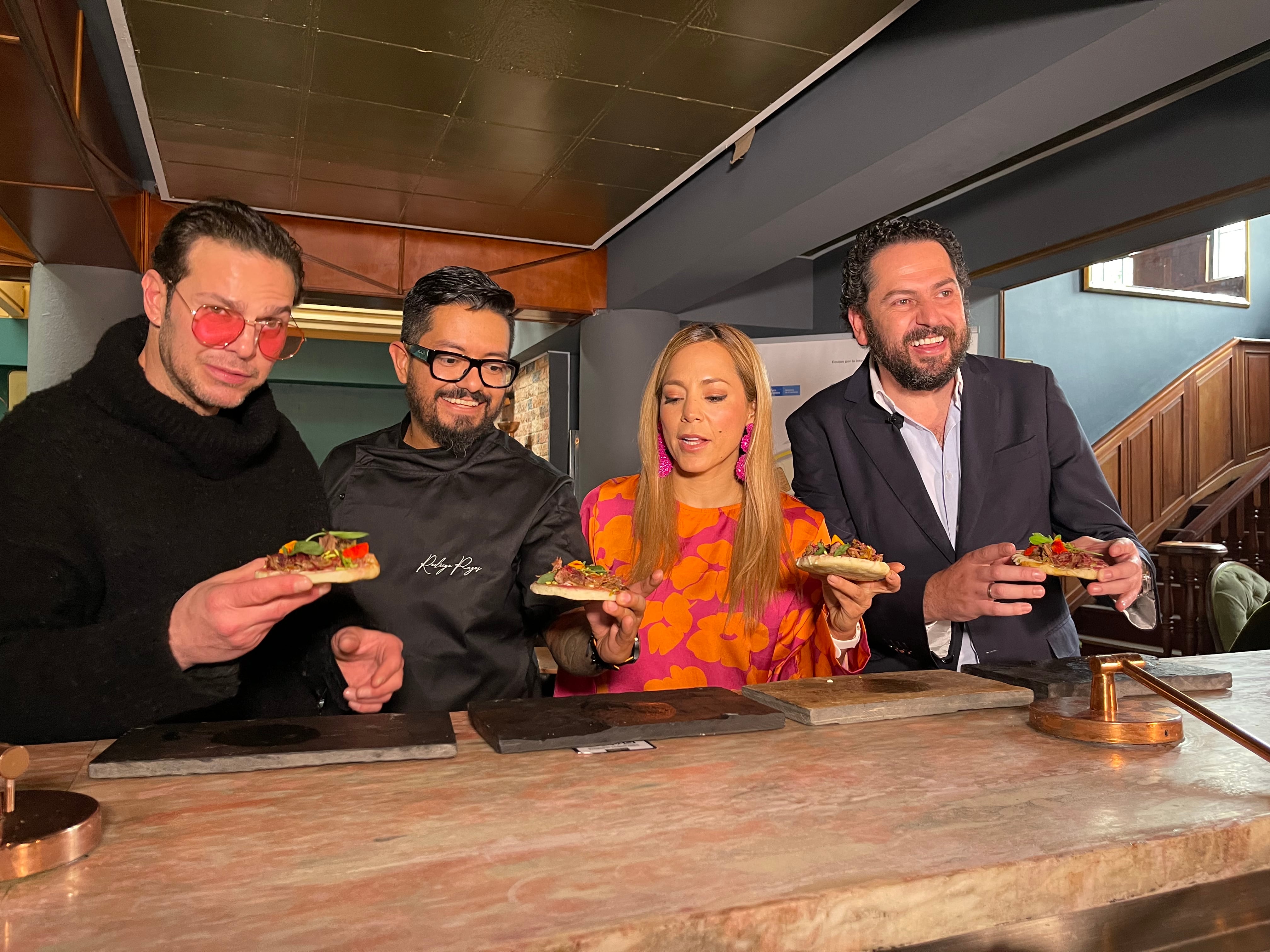 El actor Juan Alfonso Baptista, el chef Rodrigo Pazos, la cantante Adriana Botina y el gerente de Fronteras, Lucas Gómez, disfrutando una de las primeras arepa fusión del festival.