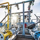 La regasificadora de Buenaventura, que costaría 327 millones de dólares, entraría a operar en septiembre de 2023. También el sistema nacional de transporte, que permitirá la interconexión de los sistemas y el flujo bidireccional desde la costa atlántica hasta el interior del país.