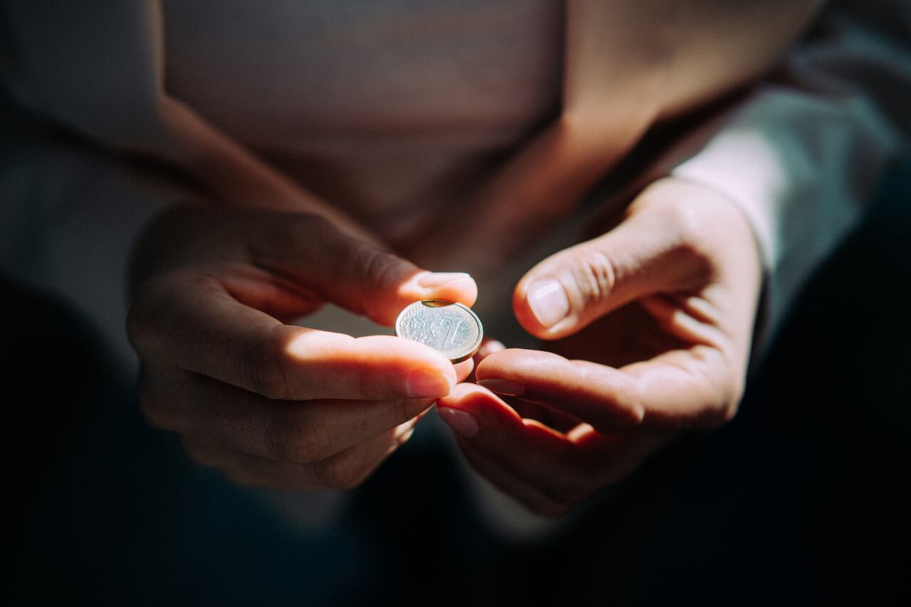 Explore el poder del "Ritual de la Moneda Oculta" y aprenda cómo puede transformar su relación con el dinero y la prosperidad a través de prácticas cuidadosamente diseñadas.