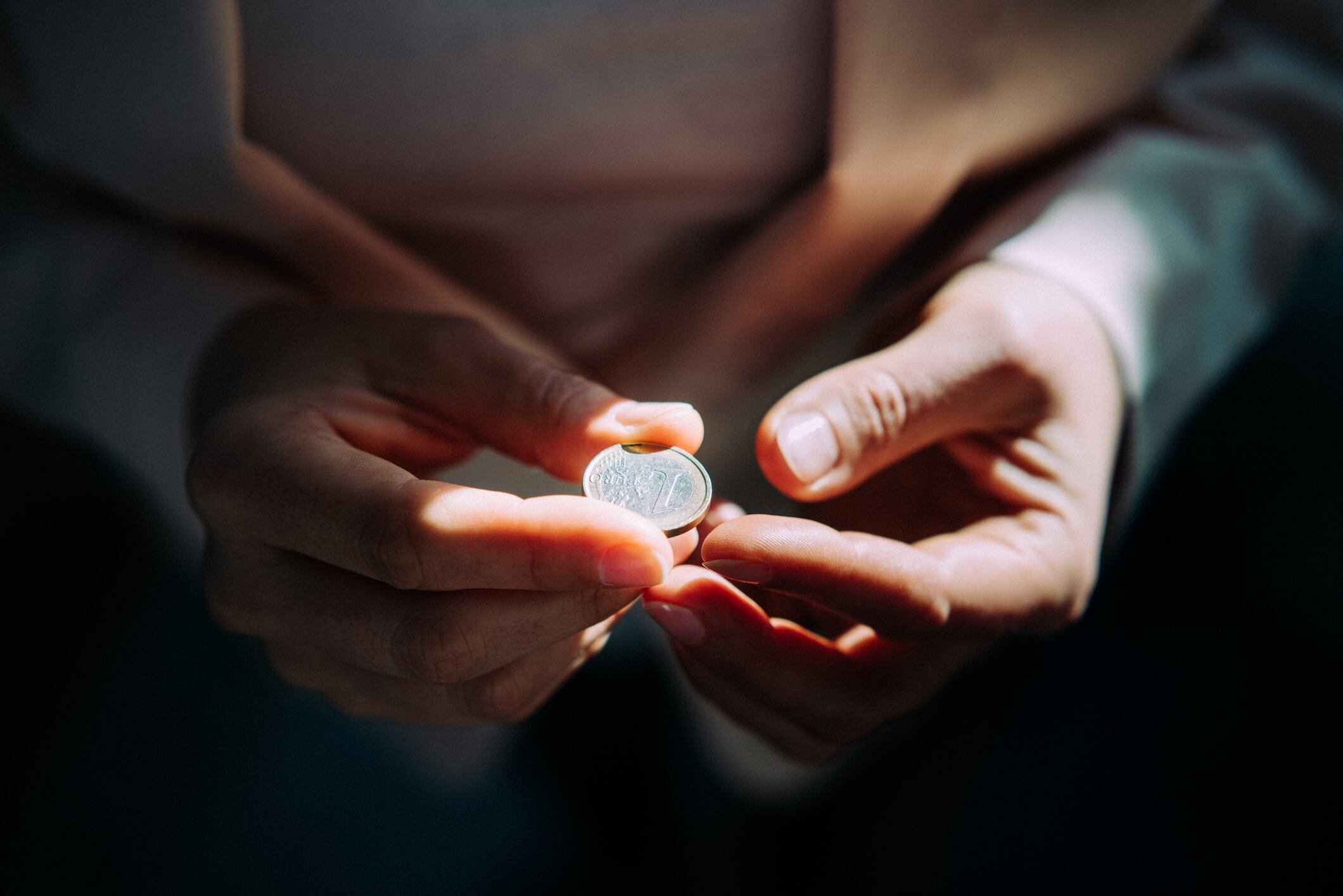 Explore el poder del "Ritual de la Moneda Oculta" y aprenda cómo puede transformar su relación con el dinero y la prosperidad a través de prácticas cuidadosamente diseñadas.