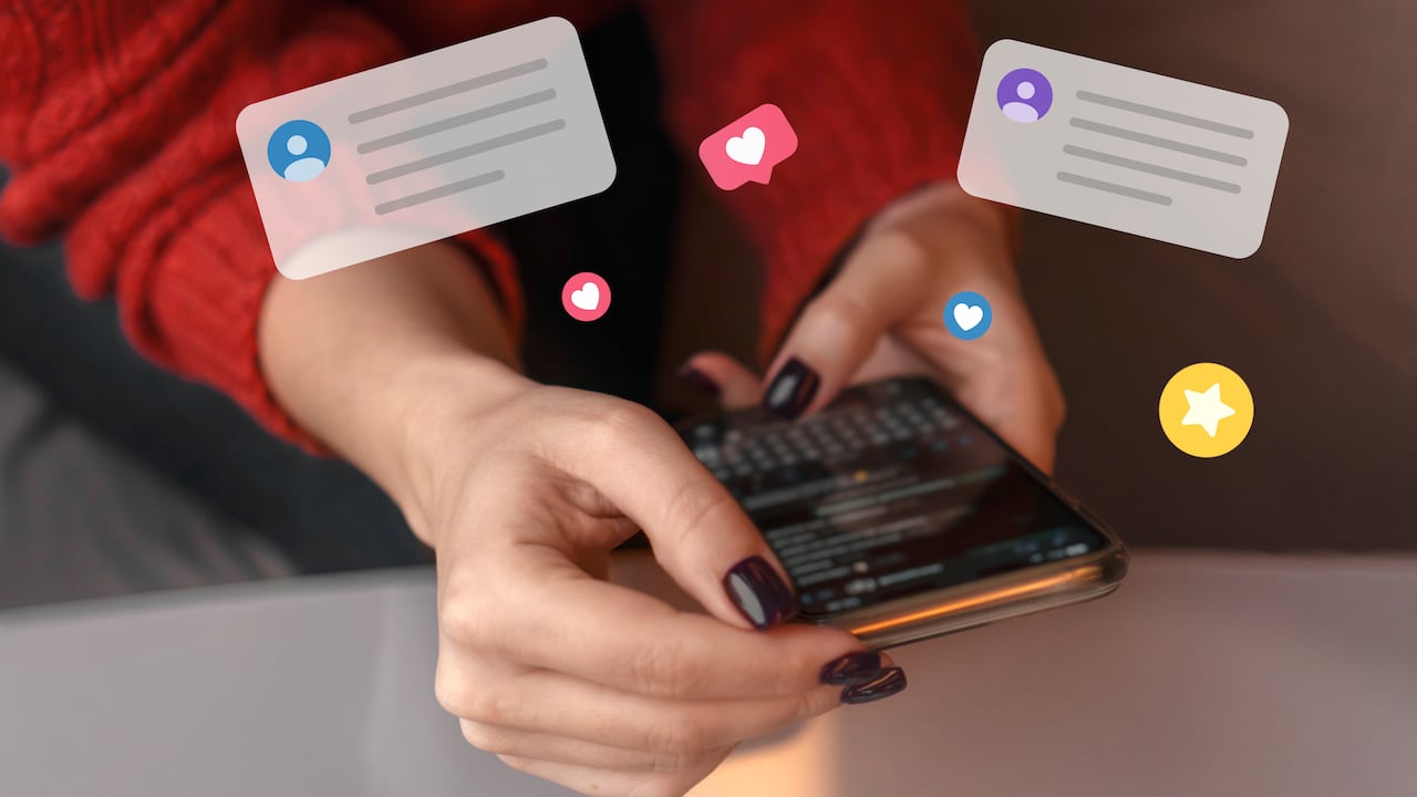 Manos elegantes con manicura usando el dispositivo.