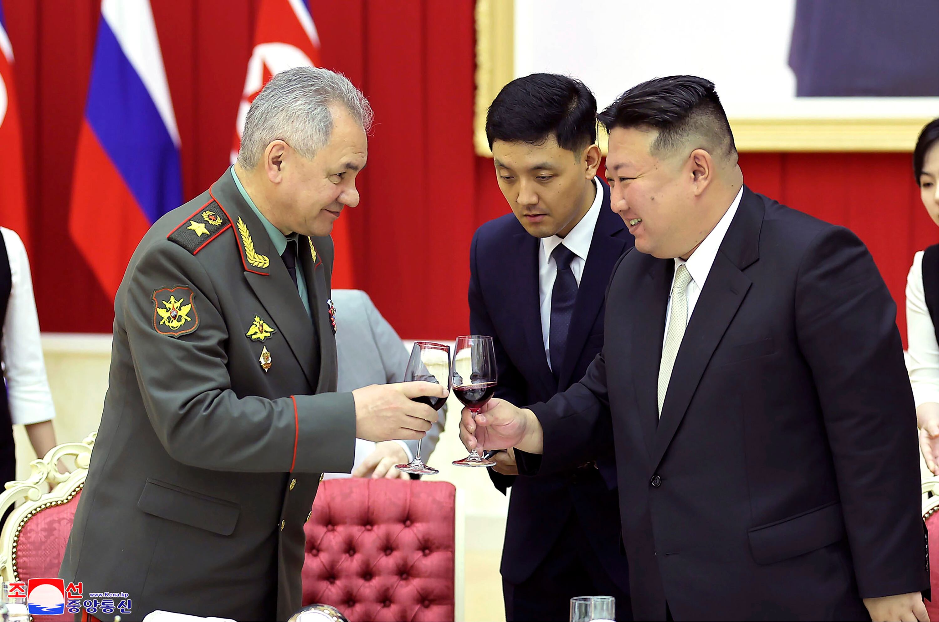 ARCHIVO - En esta fotografía proporcionada por el gobierno norcoreano, su líder Kim Jong Un, derecha, brinda con el ministro de Defensa ruso Sergei Shoigu, izquierda, en un banquete en Pyongyang, Corea del Norte, el 27 de julio de 2023. (Agencia de Noticias Central Coreana/Servicio de Noticias Coreano vía AP, archivo)