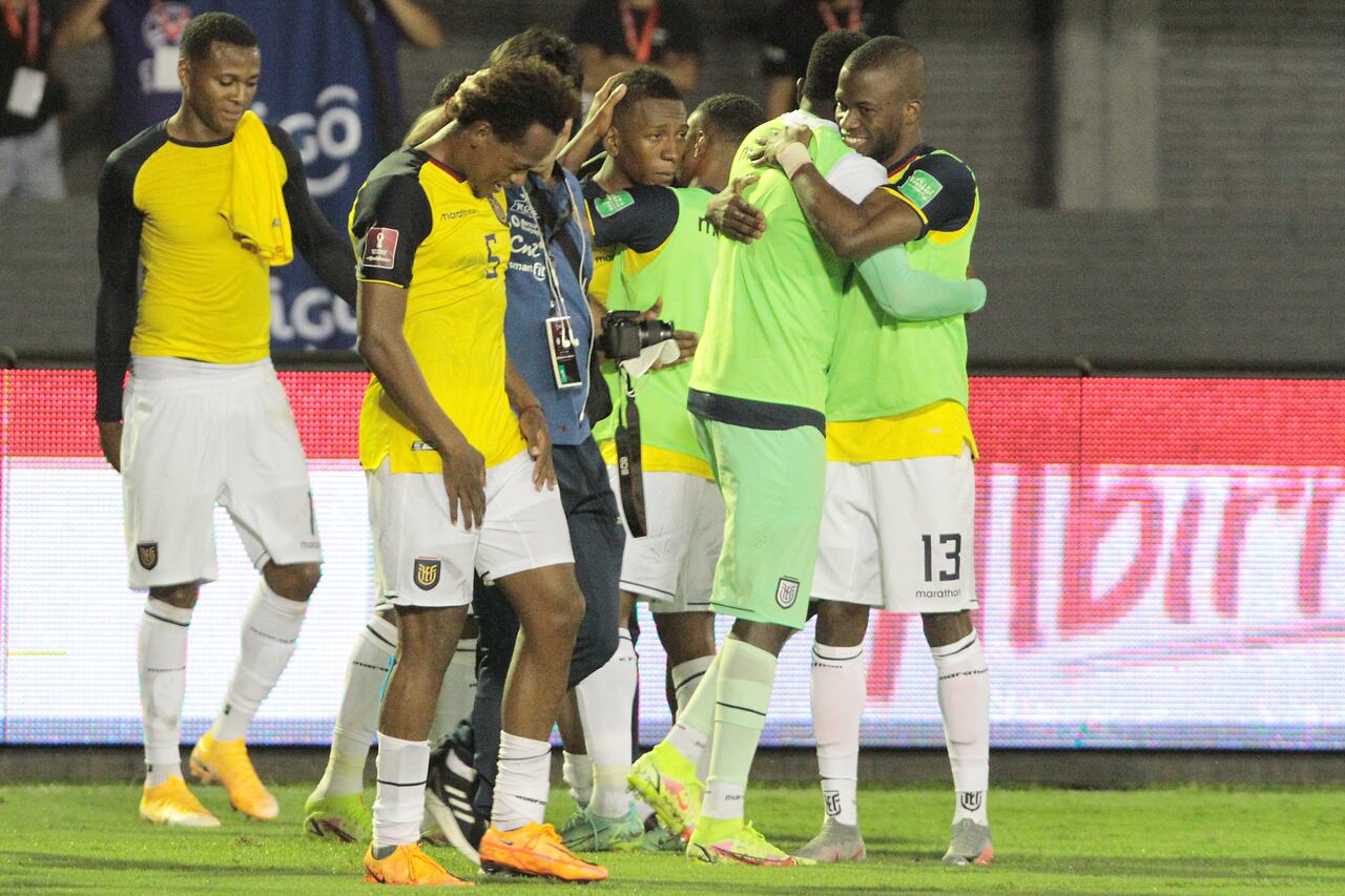 Jugadores de la Selección de Ecuador en el terreno de juego del Estadio Antonio Aranda