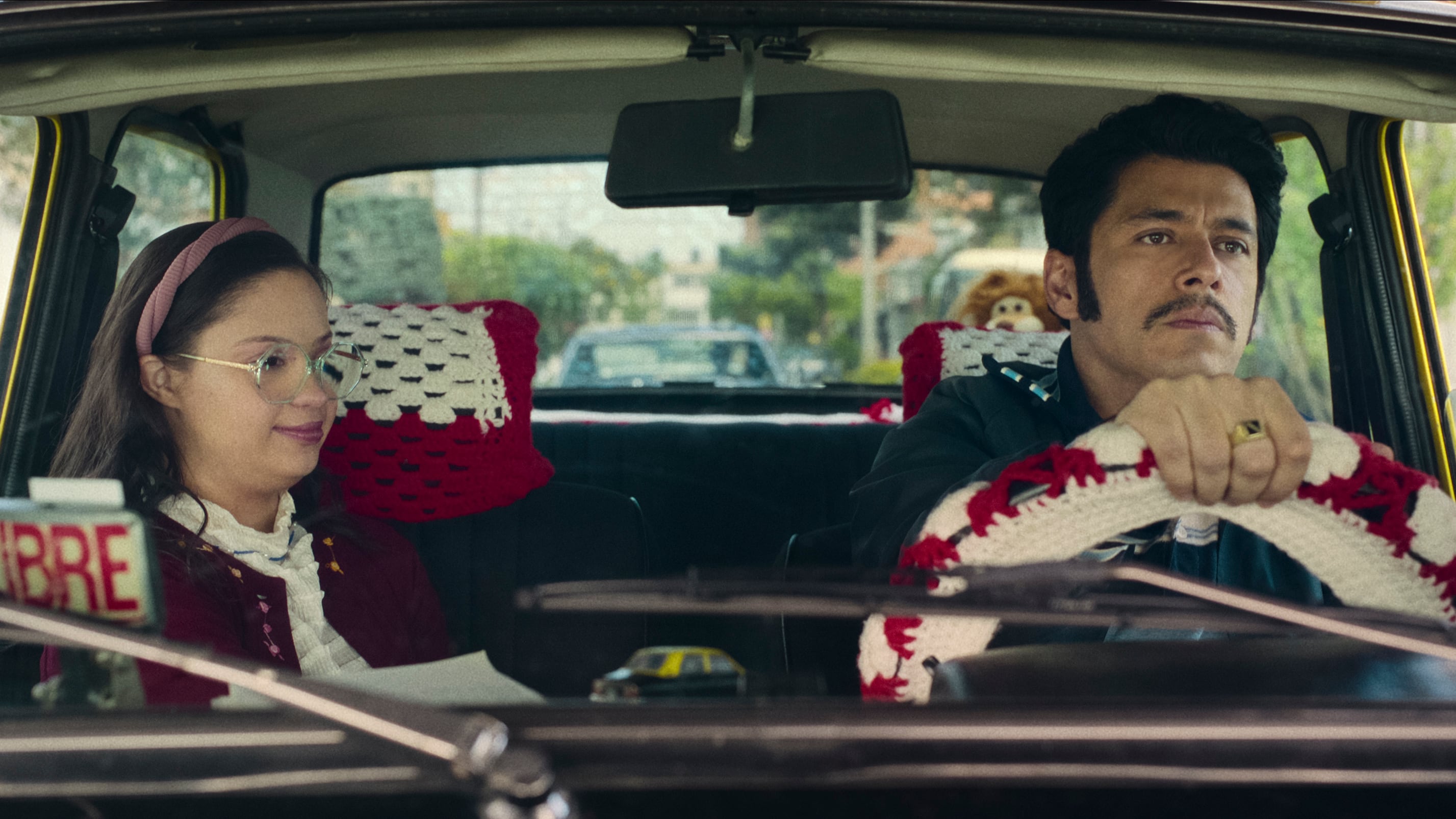 Juliana García es as Janet y Santiago Alarcón es José Granados en 'La Primera Vez' S3. Cr. Courtesy of Netflix ©2025