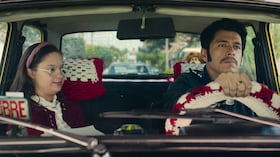 Juliana García es as Janet y Santiago Alarcón es José Granados en 'La Primera Vez' S3. Cr. Courtesy of Netflix ©2025