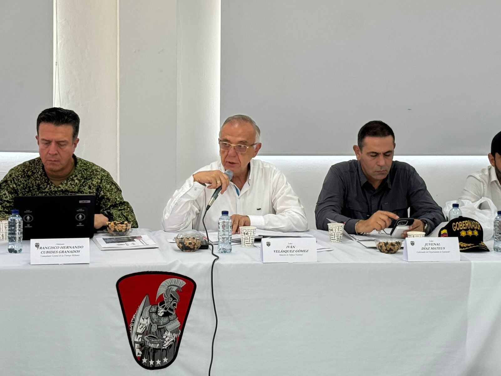 El ministro de Defensa, Iván Velásquez, en compañía de altos mandos de la Fuerza Pública anunció la puesta en marcha de un plan para contrarrestar las acciones criminales de varios grupos en el Magdalena Medio, sur de Bolívar y el nordeste de Antioquia.
