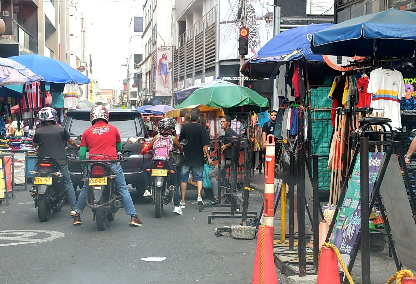 La calle 14 en el centro de Cali entre carrera 5ta y 10 invadida por completo por ventas ambulantes.