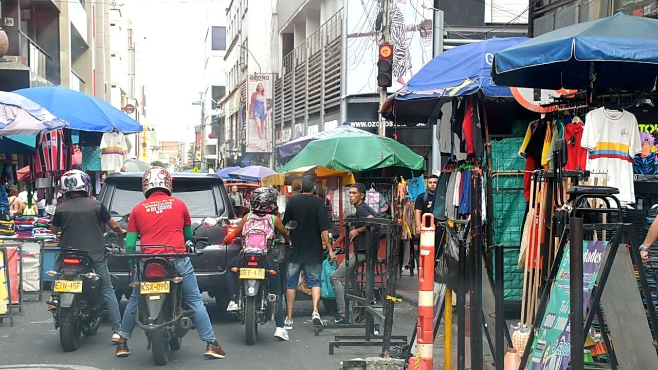 Vendedores ambulantes y pequeños negocios recurren a préstamos informales para sostener su actividad económica.