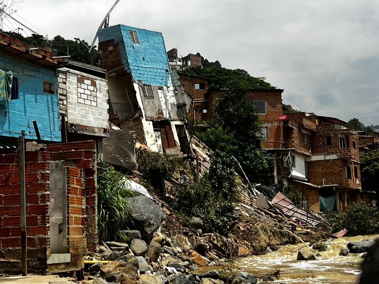 Cuatro viviendas colapsadas en el barrio El Pesebre de Medellín.