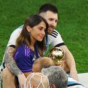 Soccer Football - FIFA World Cup Qatar 2022 - Final - Argentina v France - Lusail Stadium, Lusail, Qatar - December 18, 2022 Argentina's Lionel Messi celebrates winning the World Cup with wife Antonela Roccuzzo holding the trophy REUTERS/Molly Darlington