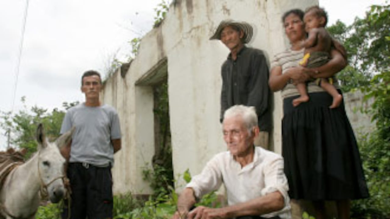 Luis Gutiérrez (junto al burro), Nicolás Mendoza (con sombrero), Blanca Díaz Rocha con su hija Cristina Isabel; y Dionisio Barrios Chamorro (sentado). Los cuatro adultos forman parte de los nueve estadounidenses que se quedaron en el pueblo tras la expulsión forzada de los paramilitares