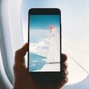 Imagen de referencia de persona tomando fotos desde el avión.