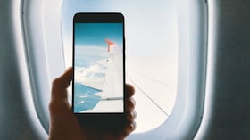 Imagen de referencia de persona tomando fotos desde el avión.