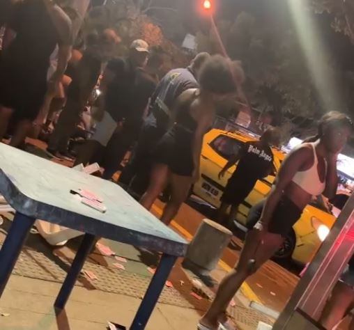 Algunos transeúntes intentaron auxiliar al uniformado, pero falleció por la gravedad de las heridas.