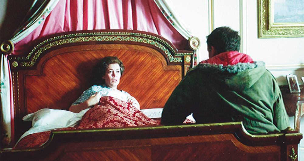 Lo más llamativo de la escena en la que un hombre burla la seguridad del Palacio de Buckingham y entra a la habitación de la reina Isabel es que el episodio sí ocurrió en la vida real. 