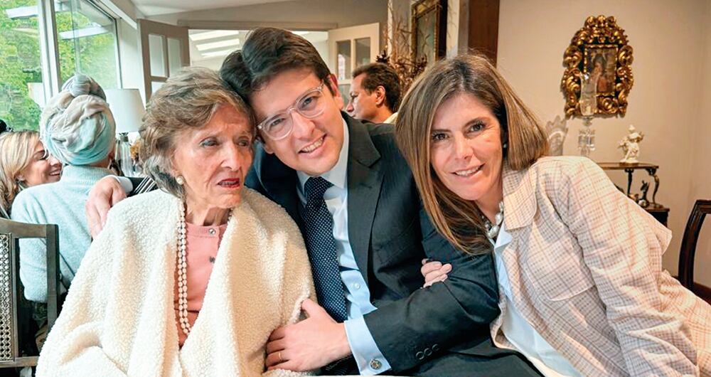 La tragedia de la muerte de Diana Turbay hace 34 años y la desafortunada coincidencia de la partida de su abuela Nydia hace un mes dejan a la familia sumida en un enorme dolor. María Carolina Hoyos lleva hoy las banderas de la Fundación Solidaridad por Colombia. 