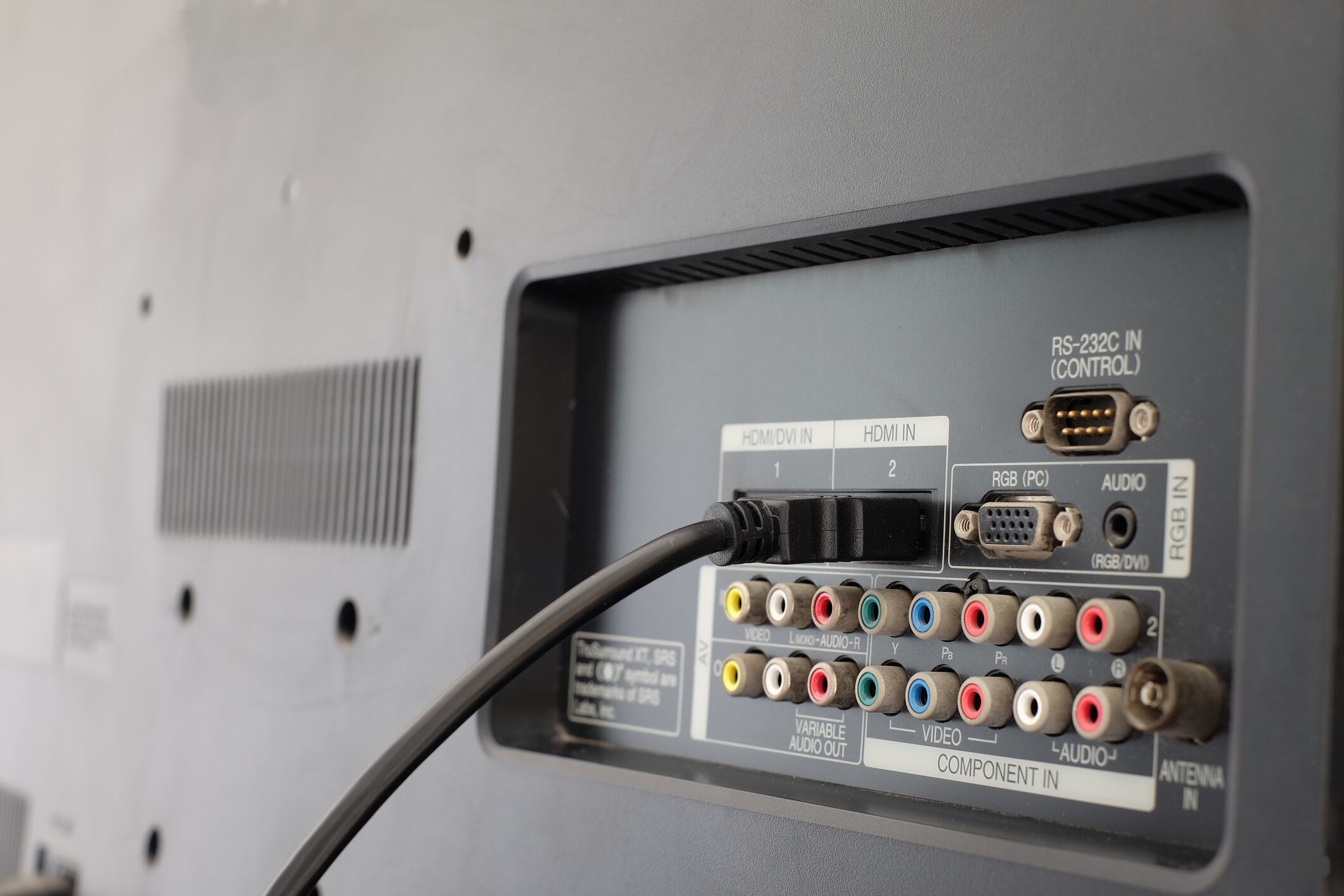 ¿Sabía que su Smart TV tiene más que ofrecer? Descubra los trucos ocultos que esconde su puerto USB trasero.