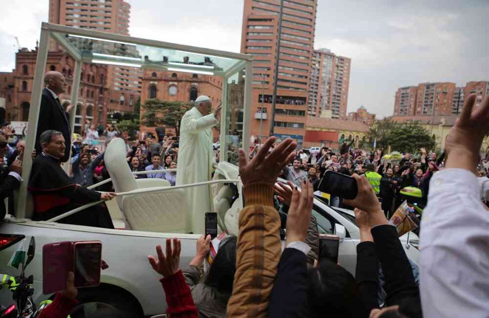 Miles de personas ven al papa Francisco en su paso por la Carrera Séptima en dirección a la Nunciatura. Foto: Juan Carlos Sierra// SEMANA.