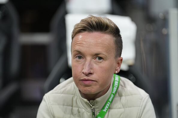 Bev Priestman, seleccionadora de Canadá, observa el partido contra Brasil de la Copa SheBelieves 2024 en el Mercedes-Benz Stadium.