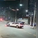 Video | Sin piedad una mujer atropelló a dos delincuentes en moto que pretendían asaltarla