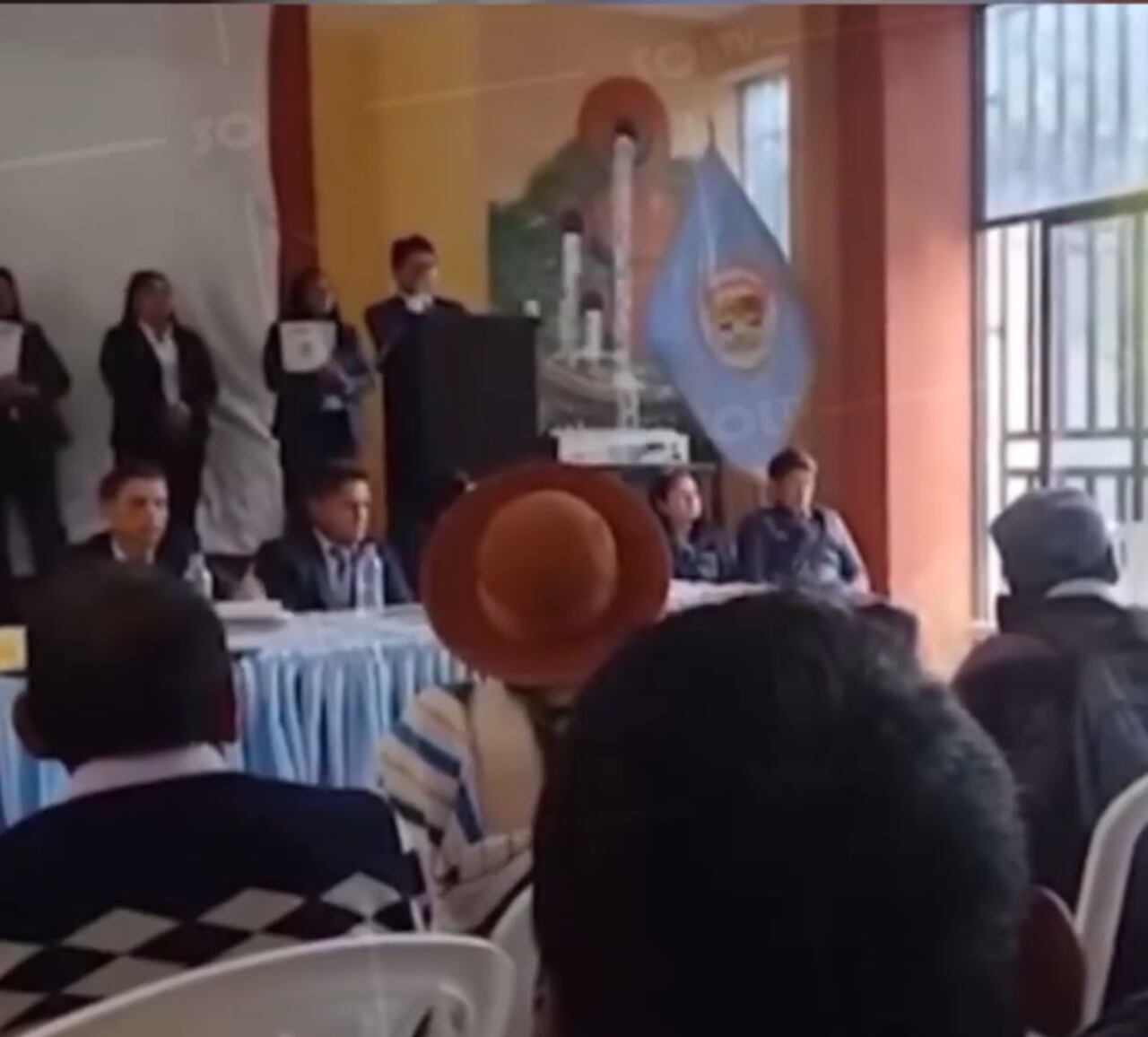 La reunión se suspendió de inmediato por parte de los organizadores