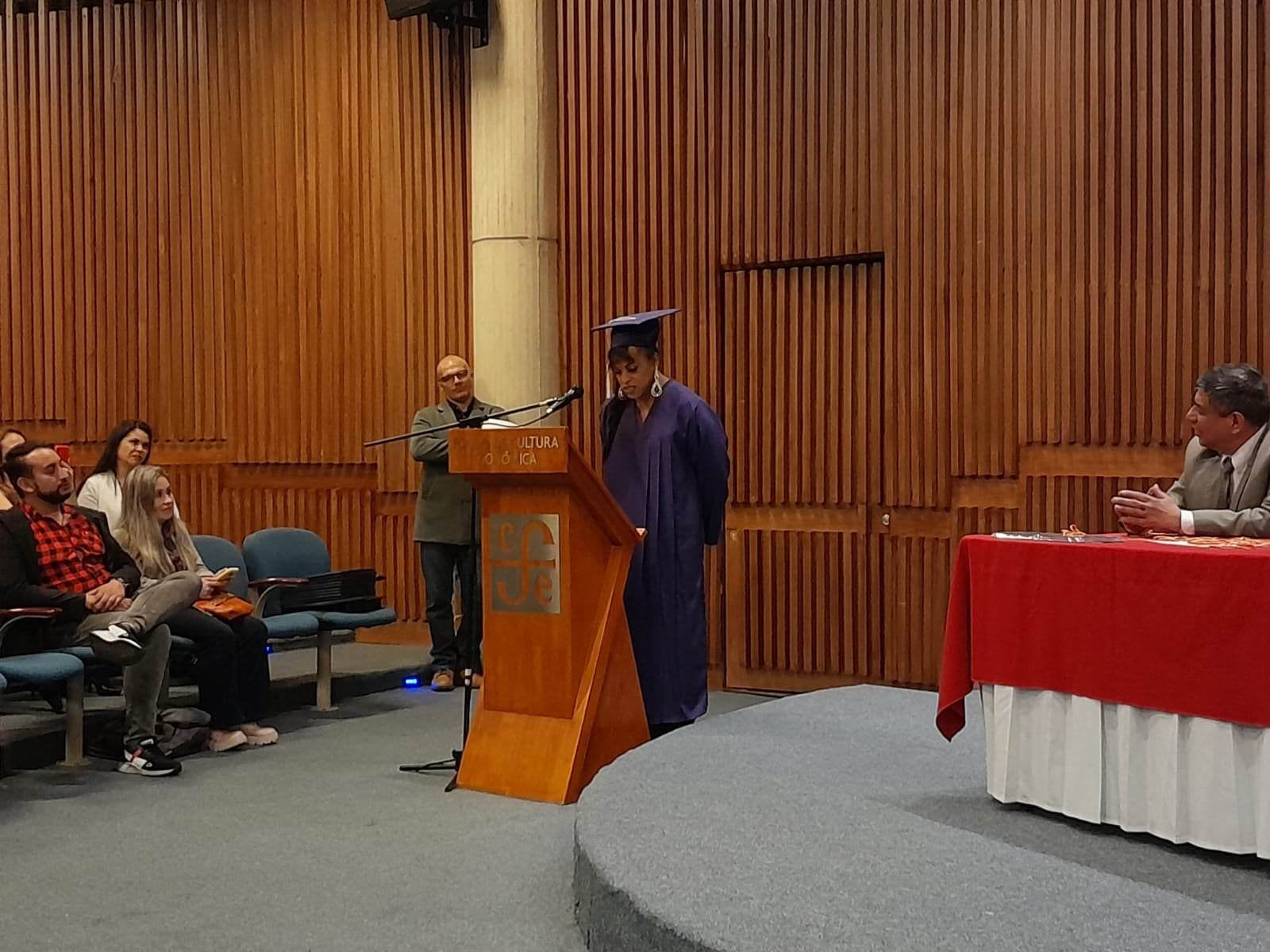 Yuri combina el oficio de estilista con su rol de defensora de los derechos humanos.