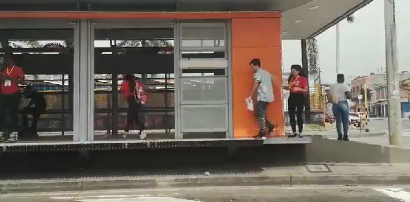 Empleados de una empresa en Cali fueron captados colándose a un bus del MIO.