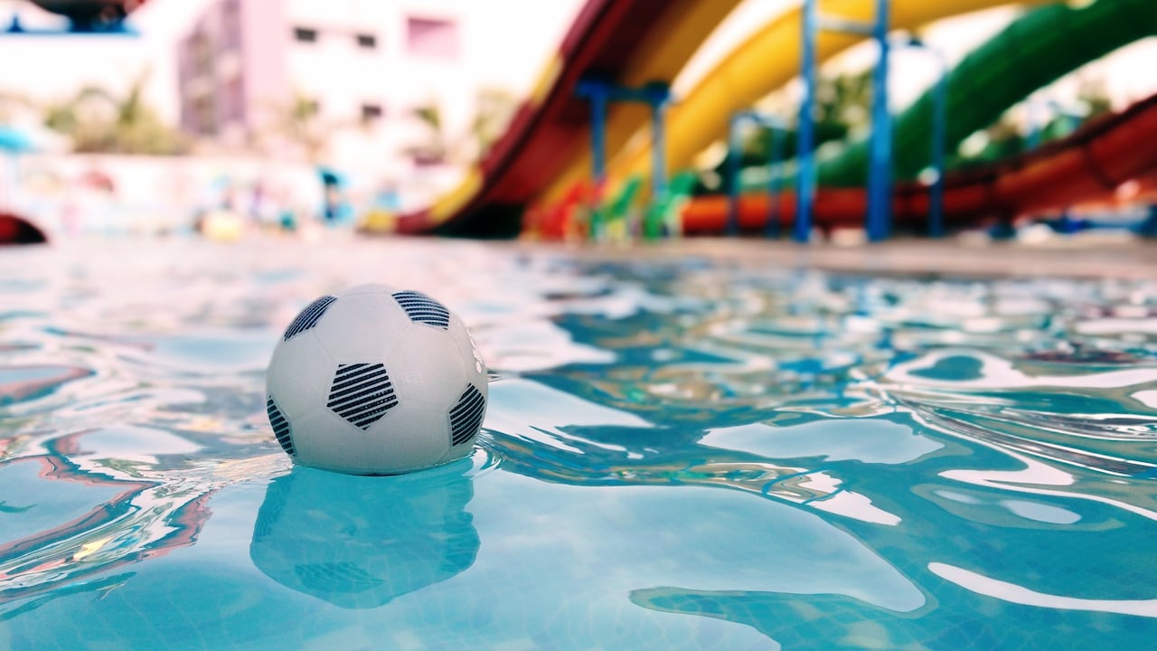 Las piscinas son lugares donde se pueden contraer enfermedades bastante compicadas.