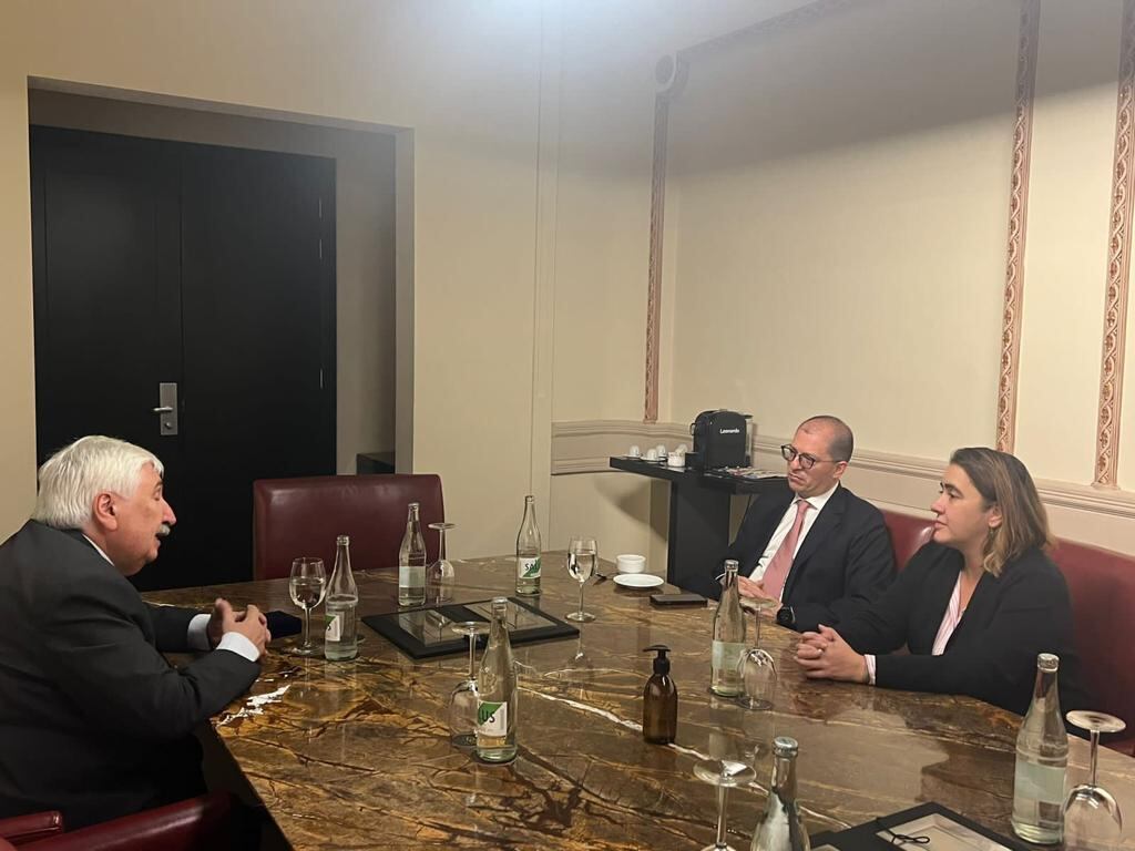 Fiscal Barbosa fortalece cooperación internacional con su homólogo de Uruguay; participó en el Grupo de Ética en Montevideo