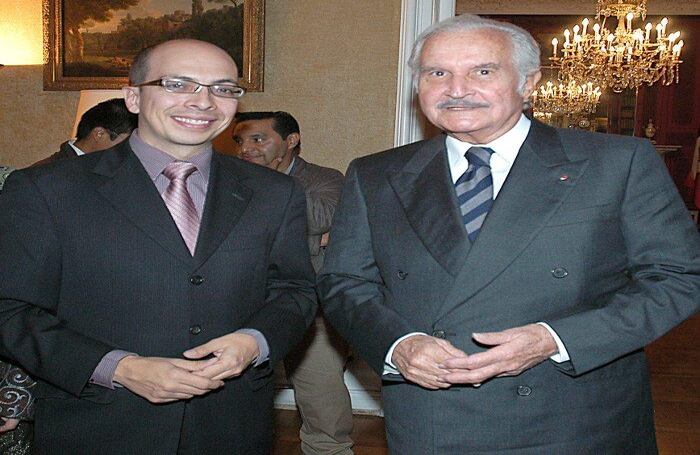 El escritor Jorge Volpi junto a Carlos Fuentes, en la ceremonia en la que se condecoró a Volpi con el grado de Caballero de la Orden de las Artes y Letras en ciudad de México.