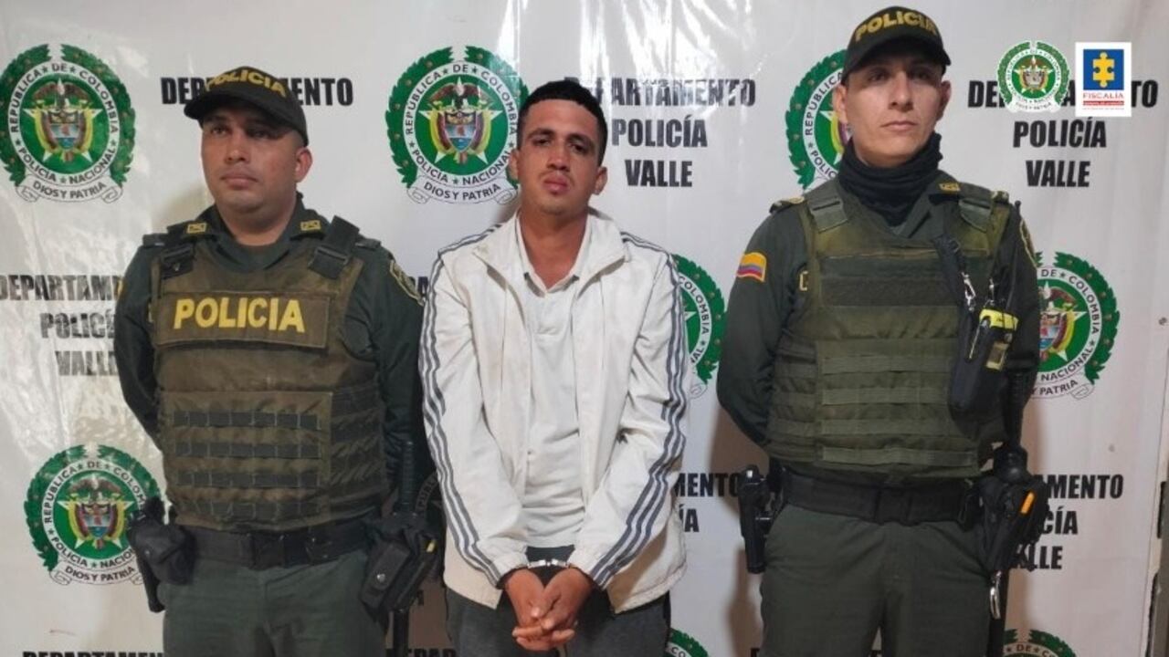 La Fiscalía presentó a Freddy Alexander Valencia Gutiérrez como otro de los presuntos responsables del homicidio de un menor, cuyo cuerpo fue encontrado en una alcantarilla en el barrio Colón de Cali.