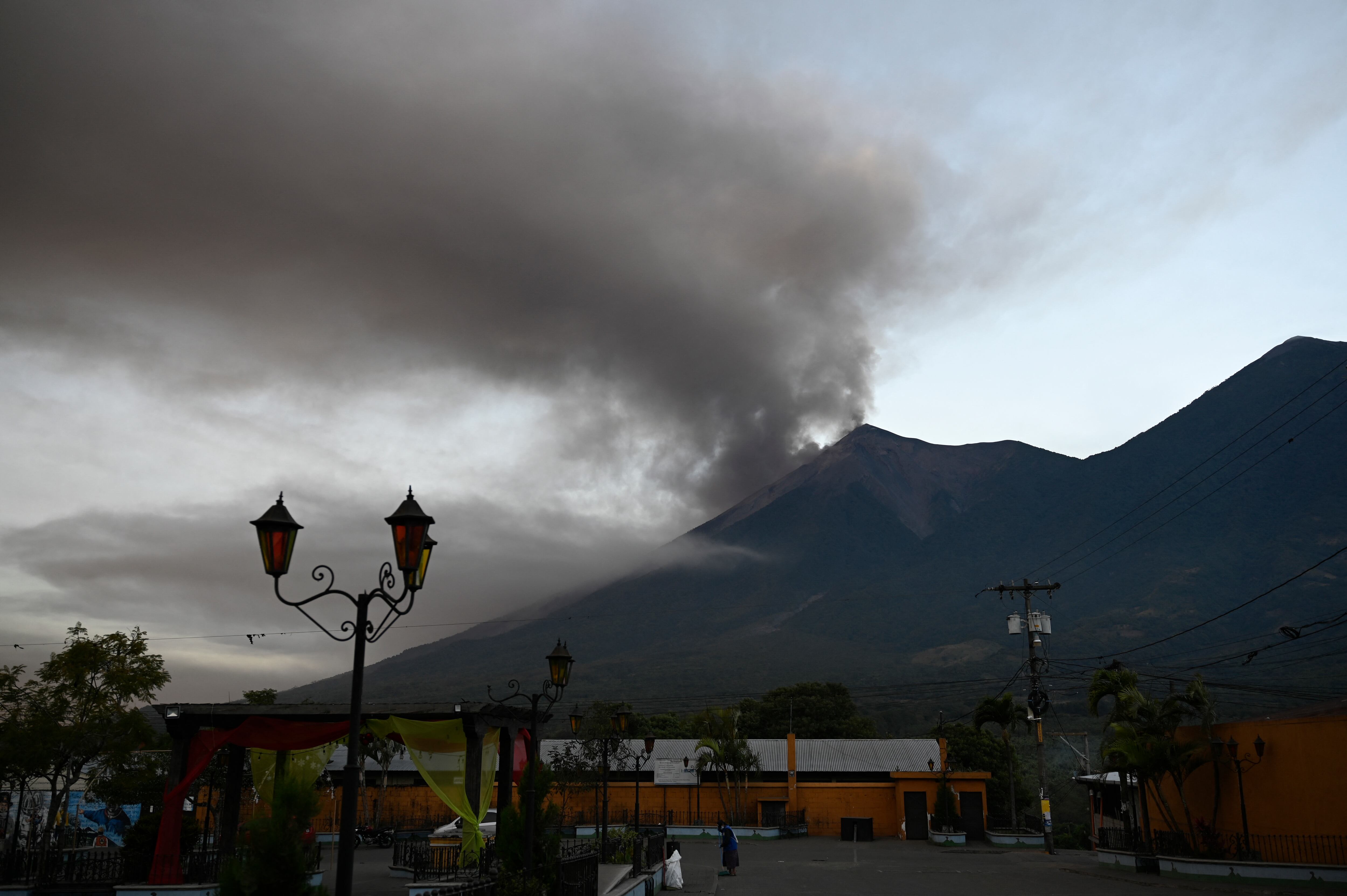 Una columna de ceniza y humo se eleva desde el volcán de Fuego después de su erupción, visto desde Alotenango, un municipio del departamento de Sacatepéquez a 65 kilómetros al suroeste de la ciudad de Guatemala el 11 de diciembre de 2022. - El volcán de Fuego, que en 2018 provocó una avalancha que dejó 215 personas muertas en Guatemala, inició una nueva fase de erupción el 11 de diciembre con explosiones, expulsión de cenizas y flujos de lava, anunciaron autoridades que hasta el momento no reportan evacuaciones. (Foto por Johan ORDONEZ / AFP)