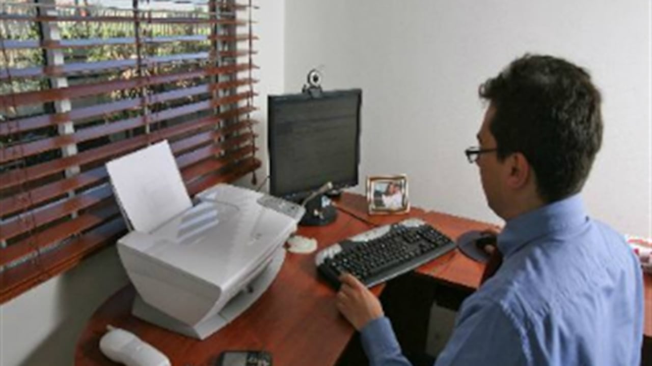Durante los 22 días hábiles del mes, en promedio, un teletrabajador podría ahorrarse entre $74.800 mensuales considerando que su medio de transporte habitual sea el Transmilenio; $242.000 al mes en alimentación si sus almuerzos oscilan por los $11.000; y más de 88 horas, si sus tiempos de movilización desde la casa hacia la oficina son de una hora.
