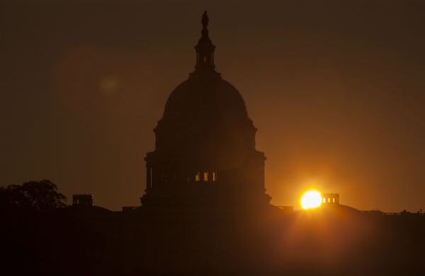 El sol se levanta sobre el capitolio al amanecer de este martes en Washington, Estados Unidos. (AP) 