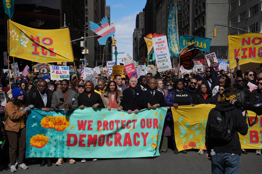 De izquierda a derecha, la fiscal general de Nueva York, Letitia James, el actor Robert De Niro y el reverendo Al Sharpton participan en una protesta contra la monarquía el sábado 28 de marzo de 2026 en Nueva York. (Foto AP/Adam Gray)