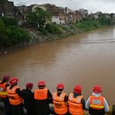 Los equipos de rescate monitorean la situación de la inundación desde un puente construido sobre un arroyo en Rawalpindi el 19 de julio de 2023. Más de 14,000 personas y su ganado fueron evacuados de aldeas en el este de Pakistán, dijeron las autoridades el 18 de julio