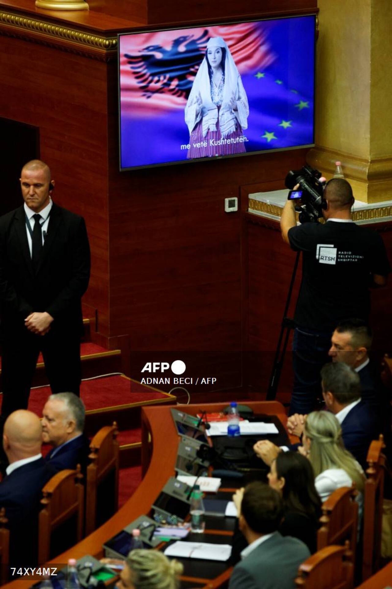 El nuevo ministro de Albania, creado con inteligencia artificial, "Diella", habla durante la sesión parlamentaria para la votación del nuevo gobierno de Albania, en Tirana, el 18 de septiembre de 2025.