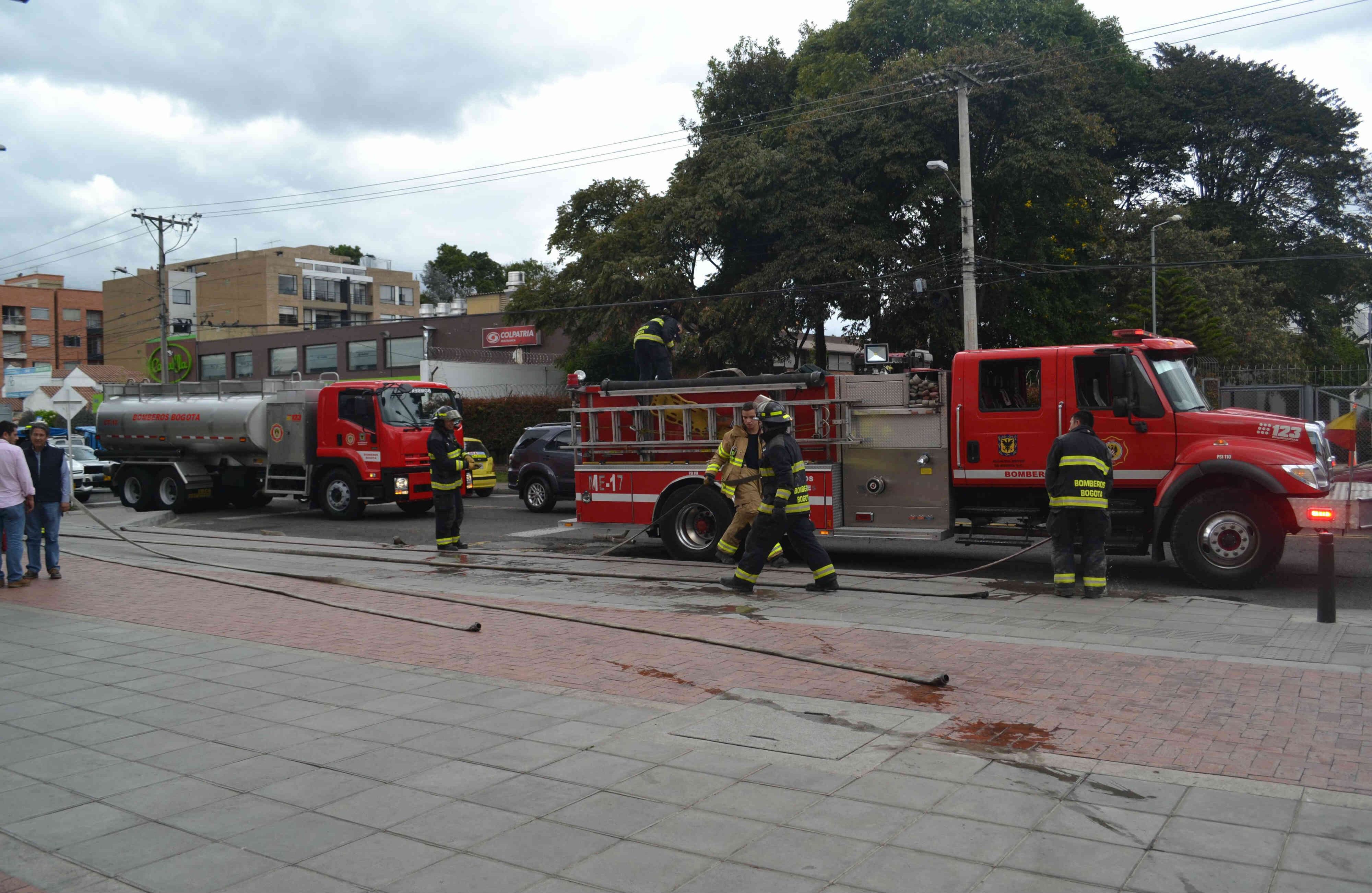 Al principio se dijo que se trató de una explosión, pero posteriormente esta versión se desestimó. Según los Bomberos hubo un daño en una campana del asadero. La situación fue controlada.