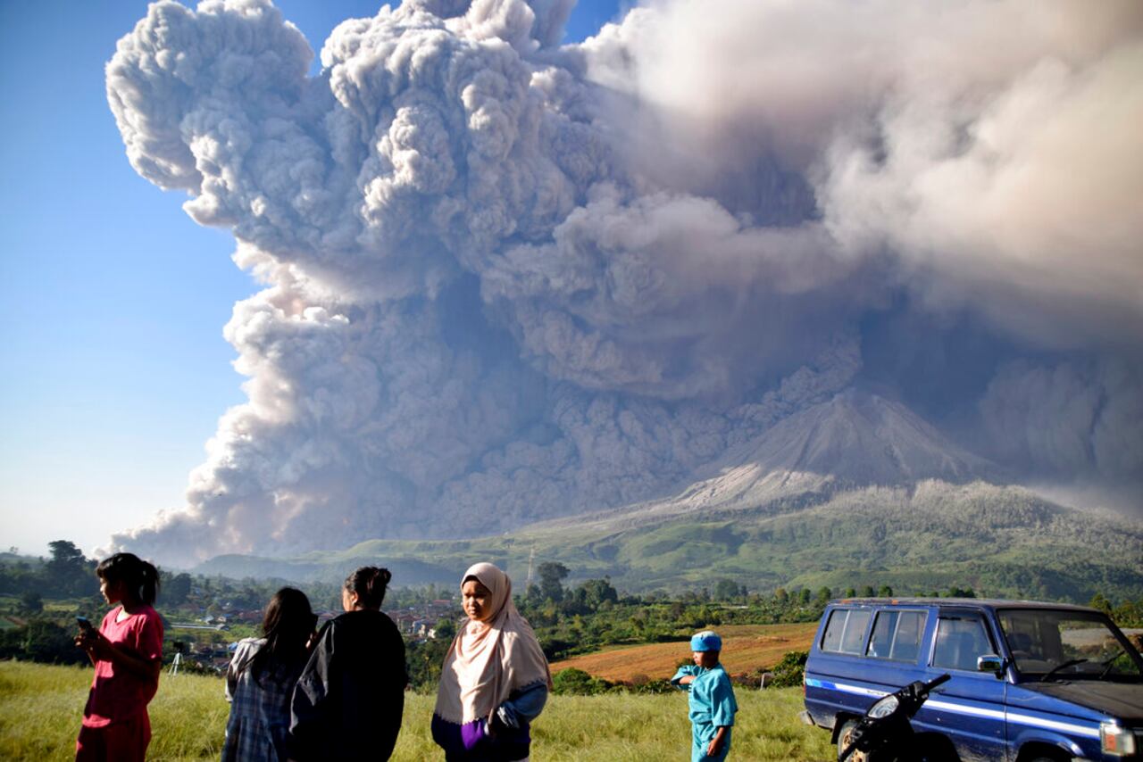 El Sinabung, un volcán de 2.460 metros de altura en el norte de Sumatra, permaneció inactivo durante varios siglos antes de despertar en 2010 con una erupción que mató a dos personas.