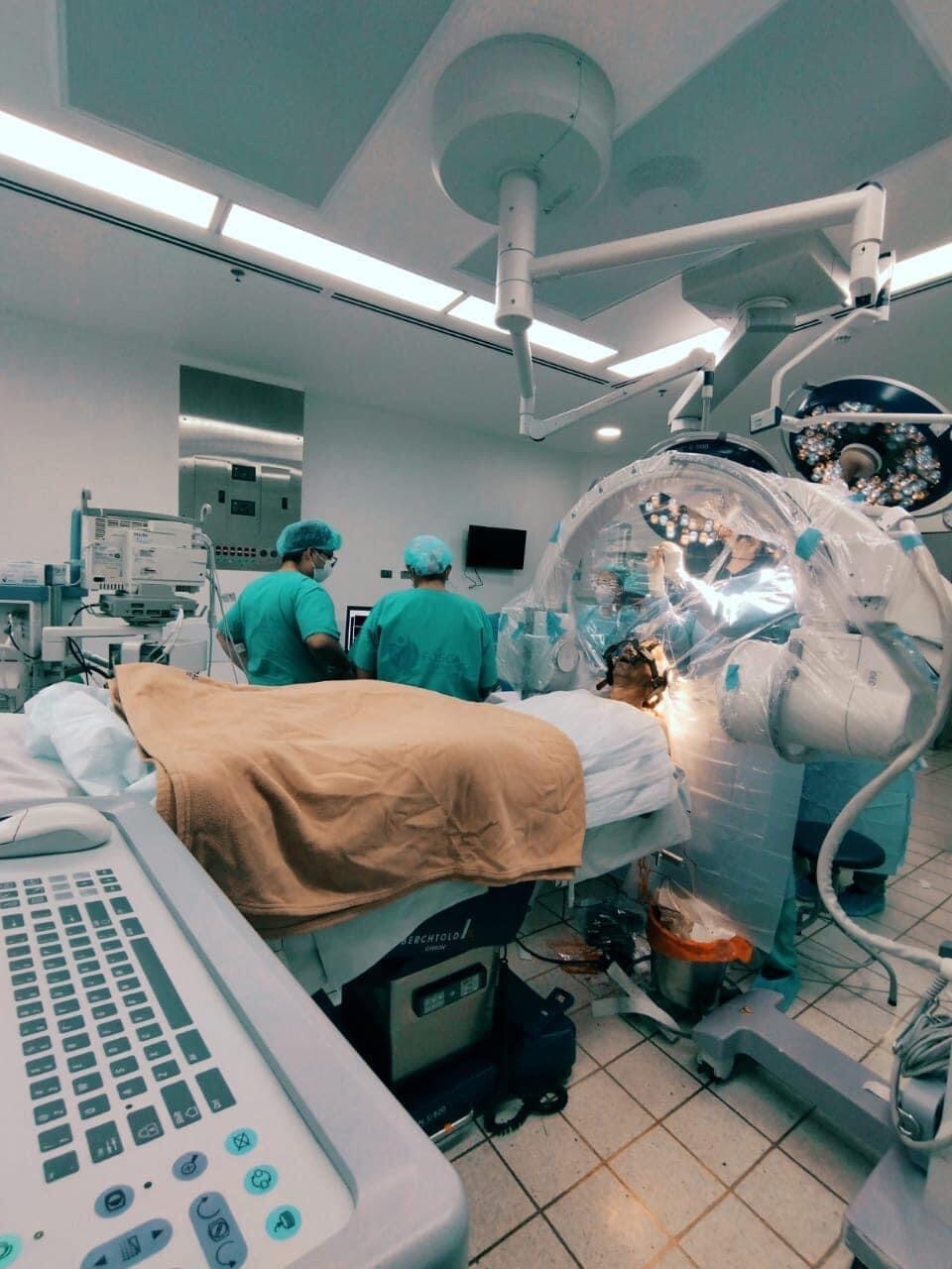 Paciente en medio de la operación.