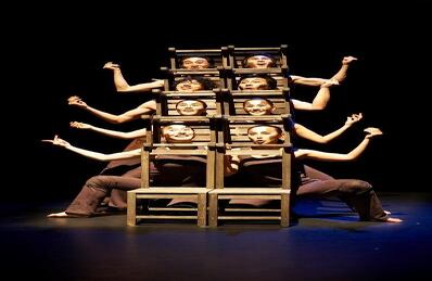 En "Woyzeck" la escenografía se conjuga con un arduo trabajo físico para brindar une spectáculo energético.