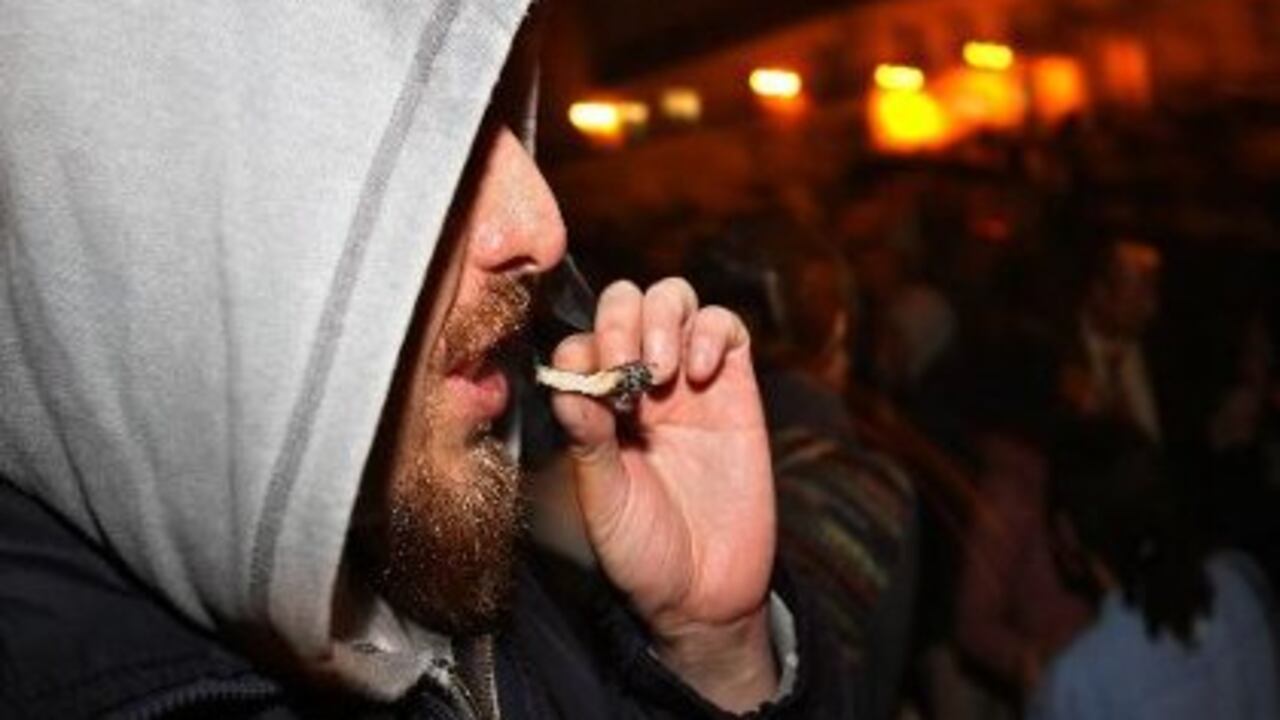 De acuerdo con la Corte Suprema, si una persona que consume drogas se abastece para consumir varias veces y no para venderla, no está delinquiendo.