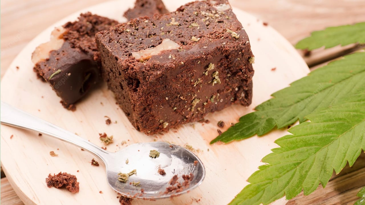 Camila fue sorprendida vendiendo brownies de marihuana dentro del colegio San Blas, en Palmira, Valle.