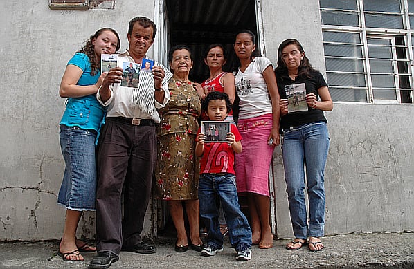 En la foto aparece el padre de Josué Calvo, Luis Alberto, su hermana Nubia, su tía y algunas de sus primas. 