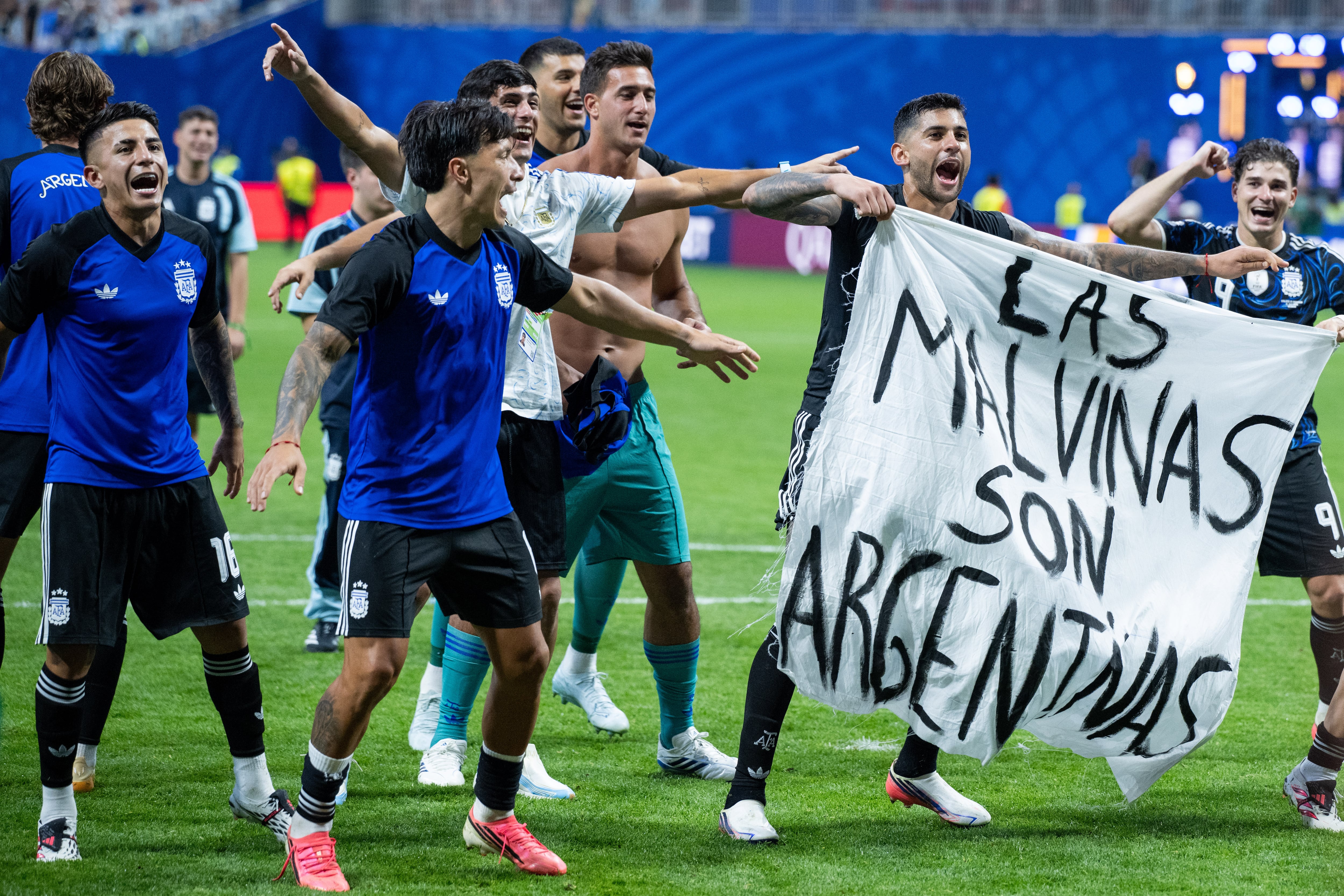 "Las Malvinas son Argentinas": la celebración de los jugadores argentinos por el paso a la final del Mundial 2026.