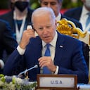 El presidente de EE. UU., Joe Biden, ajusta su auricular durante la ASEAN - EE. UU.(Association of Southeast Asian Nations) in Phnom Penh, Cambodia, Saturday, Nov. 12, 2022. (AP Photo/Vincent Thian)
